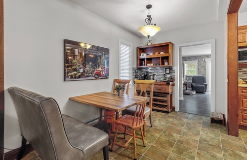 Terra Nova House | Chez Michele | 3 Bd | Parking | Yard