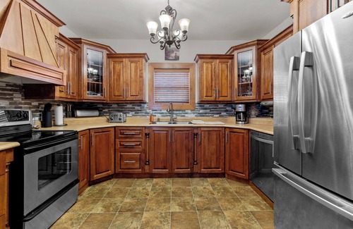 Terra Nova House | Chez Michele | 3 Bd | Parking | Yard