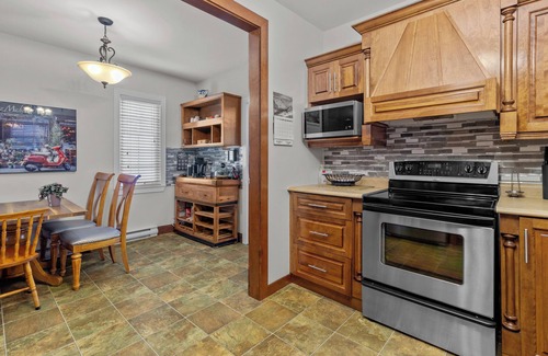 Terra Nova House | Chez Michele | 3 Bd | Parking | Yard