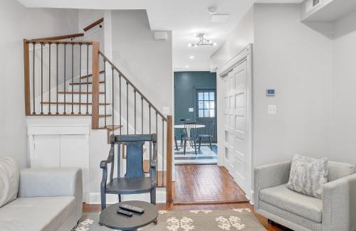 Old Town West House | Chez Old Town - Walk to Shops Metro & Waterfront townhouse