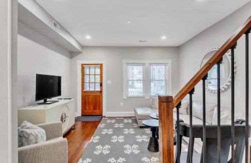 Old Town West House | Chez Old Town - Walk to Shops Metro & Waterfront townhouse