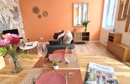 Tonnerre Apartment | Chez Raphaël - local à vélos au centre historique