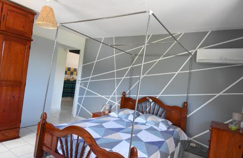 Le Moule House | Chez Tatie-Clo devient Gray Coconut Cake