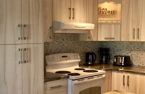 Notre-Dame-Auxiliatrice-de-Buckland House | Chez-Vous au Village: Calm, confort & full amenities