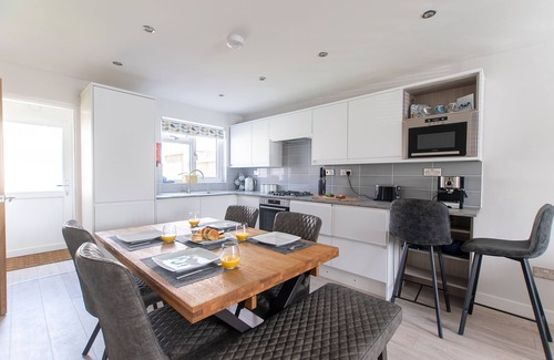 Carbis Bay House | Chi Lowen – Sleeps 8 – Parking – Garden –Dog Friendly