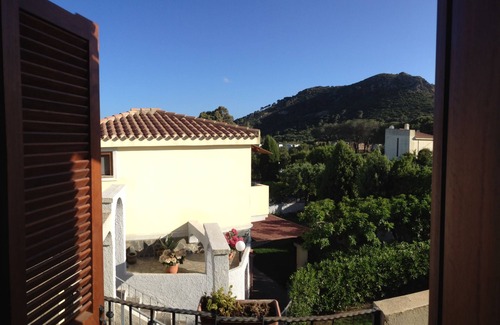 Eden Rock House | Chia: Cottage with garden, air conditioning, barbecue,and parking.