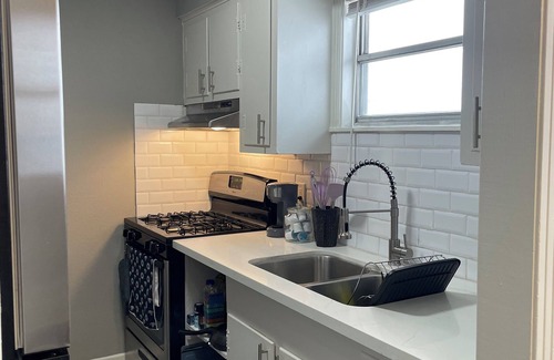 Hyde Park Apartment | Chic 1 BDR on Westheimer - Parking - 92 Walk Score