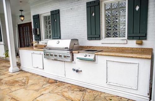 Mobile Apartment | Chic 1 Bed Condo with Pool, Hot Tub, and Parking Near Downtown Mobile