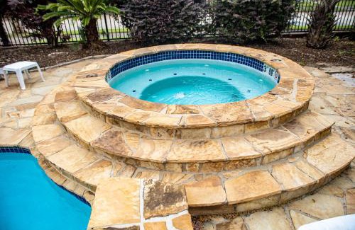 Mobile Apartment | Chic 1 Bed Condo with Pool, Hot Tub, and Parking Near Downtown Mobile