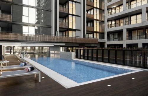Moonee Ponds Apartment | Chic 1-Bed with City Views Parking Gym & Pool