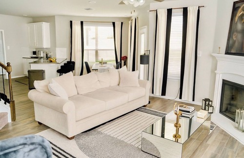 Lincoln Park House | Chic 1-bedroom building in charming Providence Village with fitness room, AC