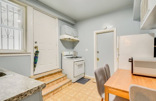 East Garfield Park Apartment | Chic 1-bedroom apartment in fantastic Chicago with WiFi, AC