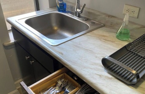 South Shore Apartment | Chic 1-bedroom apartment in marvelous Chicago with WiFi, AC.