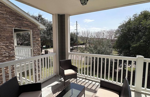 Energy Corridor Apartment | Chic 1-bedroom apartment with WiFi, fitness room in vibrant Houston