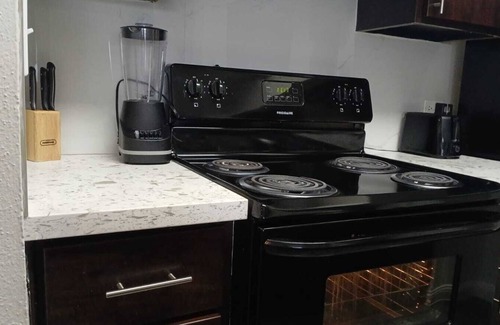 Woodlake - Briar Meadow Apartment | Chic 1-bedroom apartment with WiFi, fitness room in vibrant Houston