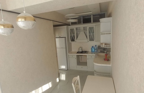 Baku Apartment | Chic 1-bedroom apartment with WiFi, AC in vibrant Bakı