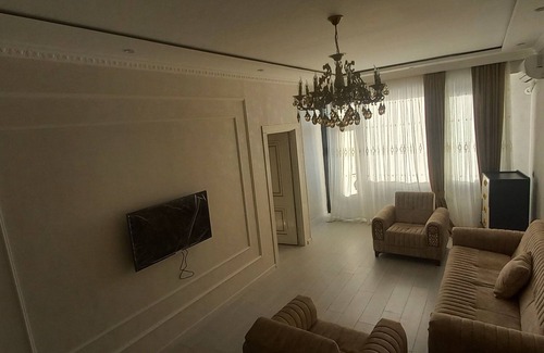 Baku Apartment | Chic 1-bedroom apartment with WiFi, AC in vibrant Bakı