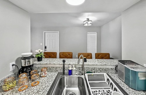 Addison Apartment | Chic 1-bedroom corporate apartment with WiFi, fitness room in cool Addison