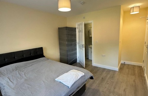 Beddington South Apartment | Chic 1-bedroom Cozy Ensuite room in a 6-Bedroom apartment with WiFi