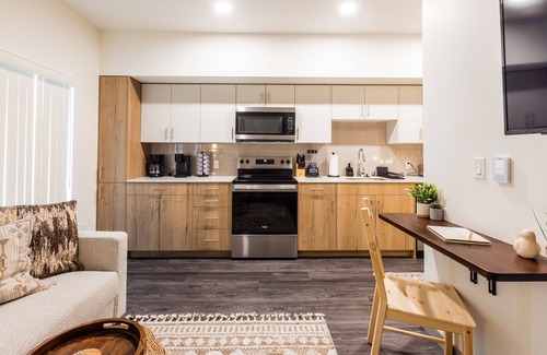 Central Tacoma House | Chic 1-bedroom, Gym, Pool, Near Downtown & Restaurants