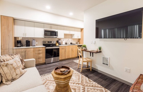 Central Tacoma House | Chic 1-bedroom, Gym, Pool, Near Downtown & Restaurants