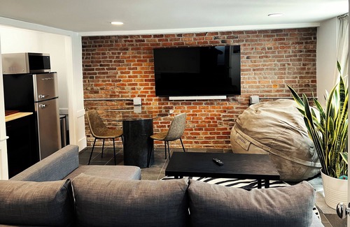 Harsimus Cove Apartment | Chic 1-bedroom in vibrant Downtown Jersey City - 5 minutes walk to subway