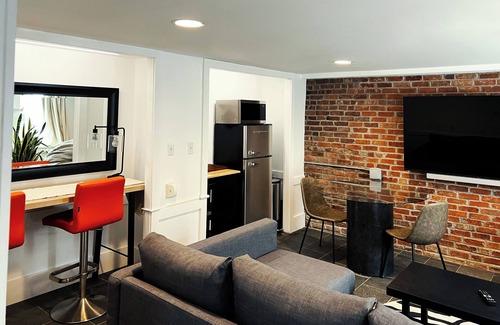 Harsimus Cove Apartment | Chic 1-bedroom in vibrant Downtown Jersey City - 5 minutes walk to subway