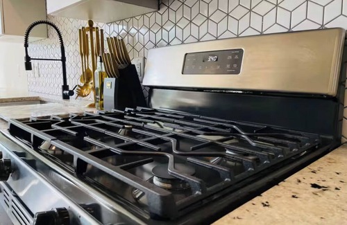 Atlanta Apartment | Chic 1-bedroom Long Term Free Parking and Fitness Center