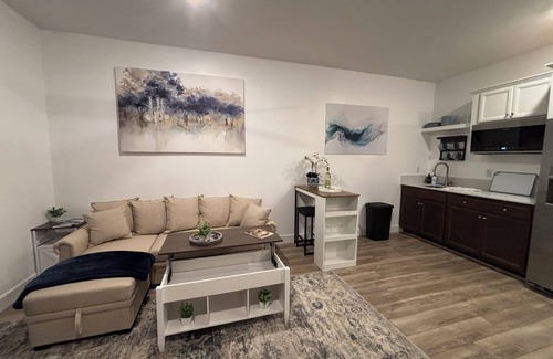 Greenacres Apartment | Chic 1-bedroom retreat in Bakersfield!
