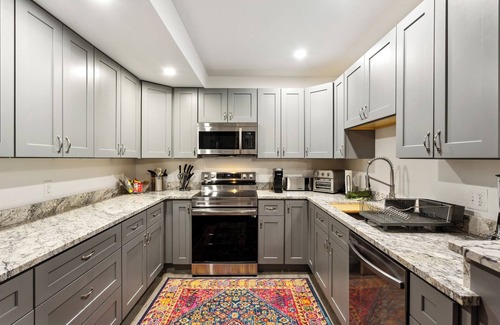 Cliftondale Apartment | Chic 1-Bedroom Retreat: Modern Comfort & Convenience for Your Next Stay! WiFi+AC