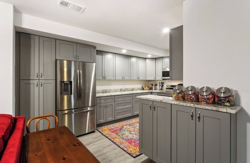 Cliftondale Apartment | Chic 1-Bedroom Retreat: Modern Comfort & Convenience for Your Next Stay! WiFi+AC