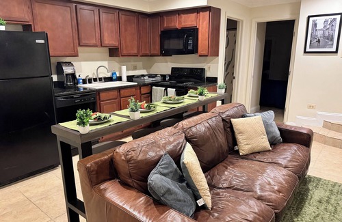 Park View House | Chic 1-bedroom townhome with WiFi and AC in vibrant Columbia Heights in DC