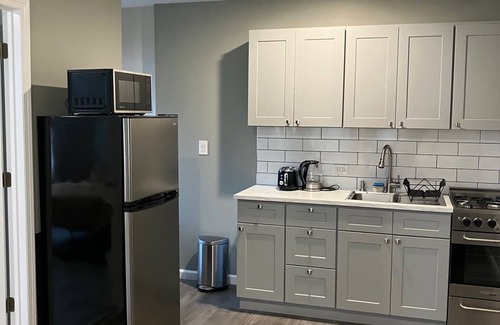 Brighton Beach Apartment | Chic 1-bedroom with AC and WiFi in trendy Brooklyn