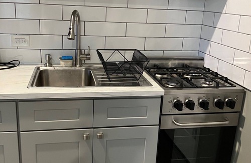 Brighton Beach Apartment | Chic 1-bedroom with AC and WiFi in trendy Brooklyn