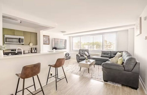 Alexandria West House | Chic 1-bedroom with WiFi, AC in enchanting Alexandria