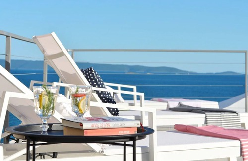 Seget Vranjica Apartment | Chic 125m2 apartment in the villa with pool, close to the beach, sea view, 5km from Trogir