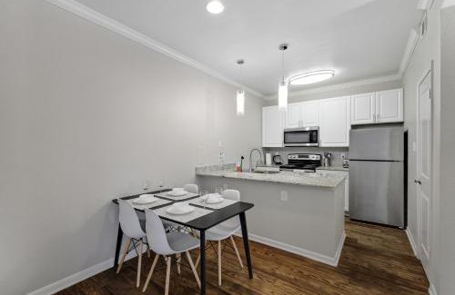 Plano Apartment | Chic 1BD Retreat With Pool & Gym, Heart of Medical City Plano