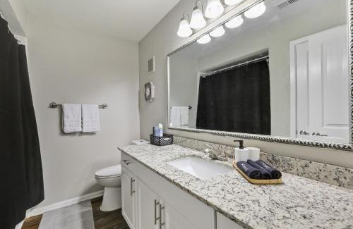 Plano Apartment | Chic 1BD Retreat With Pool & Gym, Heart of Medical City Plano