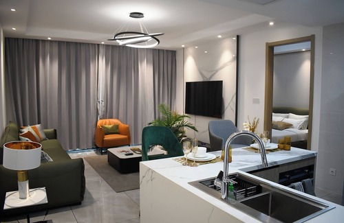 Gombe Apartment | Chic 1bedroom apartment in vibrant Gombe with fitness room, WiFi, Rooftop pool