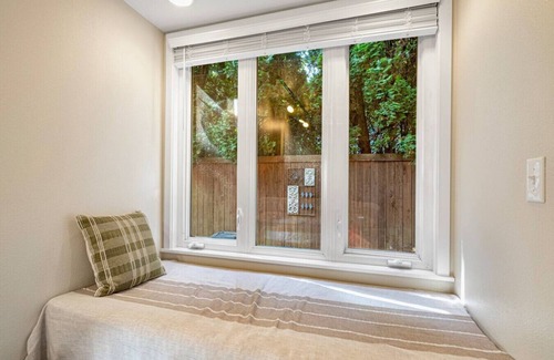 Mountlake Terrace House | Chic 1BR/1BA Lower Unit @ Mountlake Terrace