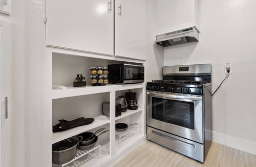 Neartown Apartment | Chic 1BR Apartment in the Heart of Montrose, Walk to Restaurants and Bars