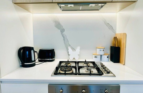Box Hill Apartment | Chic 1BR Apt Urban Retreat Pool/Parking/Gym