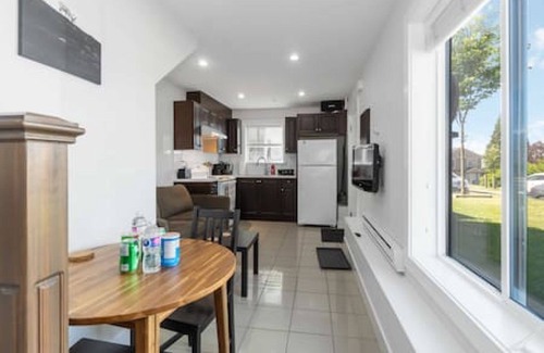 Sunset House | Chic 1BR Laneway Home in South Van
