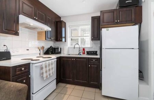 Sunset House | Chic 1BR Laneway Home in South Van