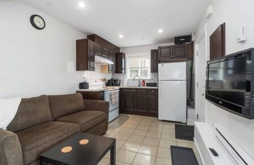 Sunset House | Chic 1BR Laneway Home in South Van