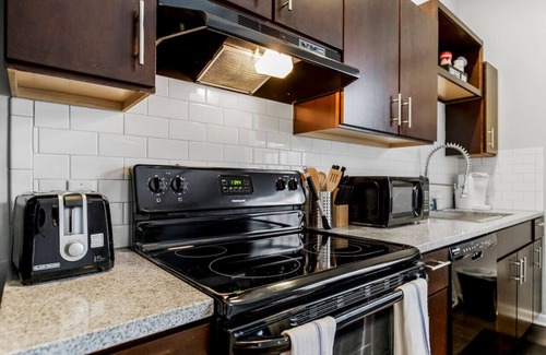 Downtown Kansas City Apartment | Chic 1BR Near Arrowhd & TMobile Parking, Rooftop