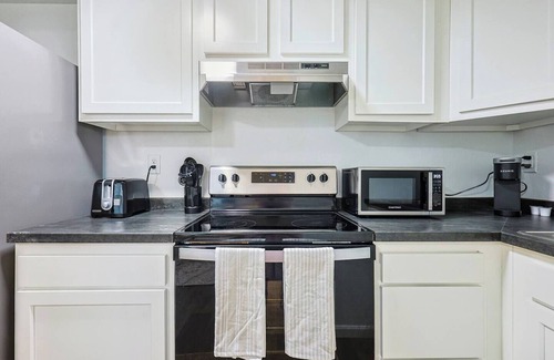 Maryville Apartment | Chic 1BR Near University