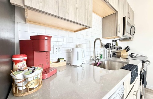 Poplar Apartment | Chic 1BR Old City Apt with King Bed, City View, and Gym