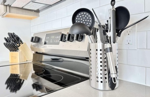 Poplar Apartment | Chic 1BR Old City Apt with King Bed, City View, and Gym