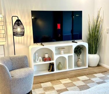 Randwick Apartment | Chic 1BR Walk to Coogee Sands & Hospital